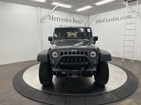 Used 2018 Jeep Wrangler Unlimited Rubicon w/ Connectivity Group image 2