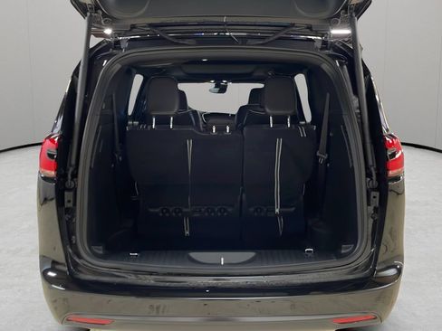 New 2027 Chrysler Pacifica Limited w/ S Appearance Package AWD/4WD image 10