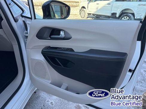 Used 2024 Chrysler Pacifica Touring-L FWD image 30