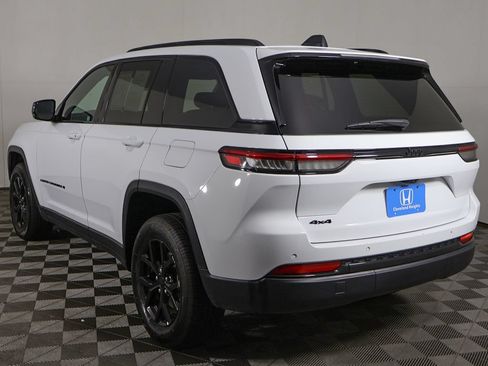 Used 2025 Jeep Grand Cherokee Altitude AWD/4WD image 8