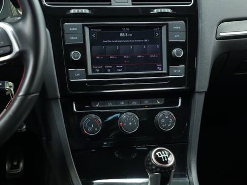 Used 2019 Volkswagen Golf 4-Door image 16