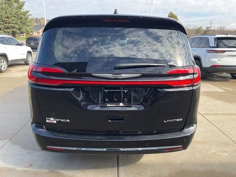 Used 2024 Chrysler Pacifica Limited FWD image 5