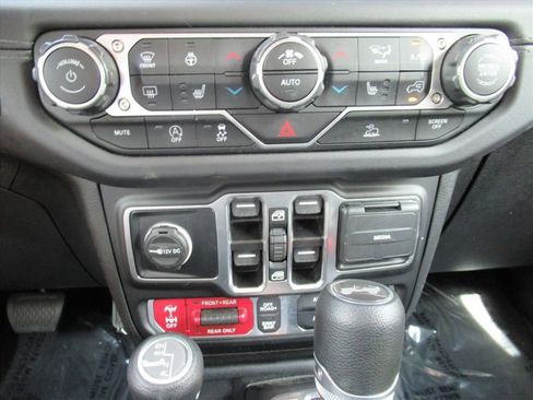 Certified 2025 Jeep Wrangler Unlimited Rubicon w/ Convenience Group AWD/4WD image 24