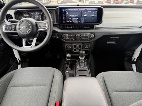 Used 2025 Jeep Wrangler Unlimited Sahara AWD/4WD image 22