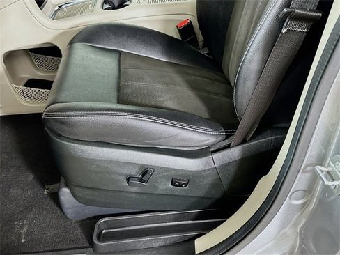 Used 2019 Dodge Grand Caravan SXT image 27