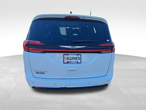 Used 2024 Chrysler Pacifica Touring-L FWD image 9