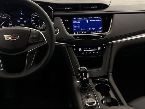New 2025 Cadillac XT5 Luxury image 16