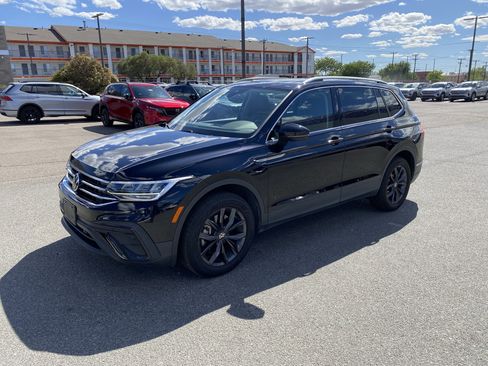 Used 2022 Volkswagen Tiguan SE w/ Panoramic Sunroof Package FWD image 41