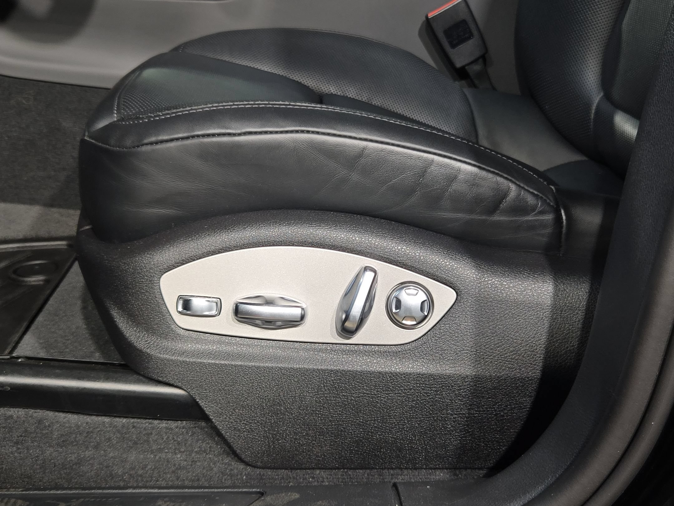 Used 2024 Porsche Macan AWD/4WD image 23