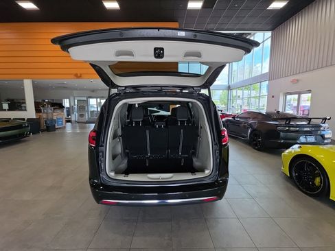 Used 2023 Chrysler Pacifica Limited FWD image 11