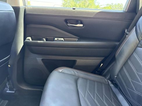 Used 2024 Nissan Pathfinder Platinum AWD/4WD image 17