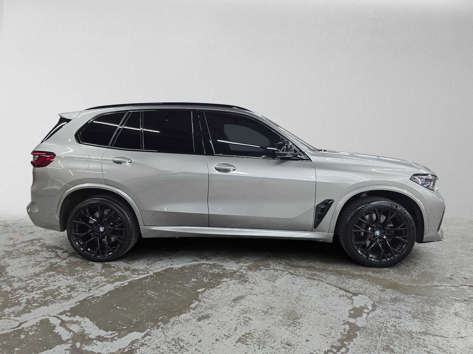Used 2022 BMW X5 M w/ Competition Package 2 AWD/4WD image 2