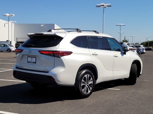 Used 2022 Toyota Highlander XLE AWD/4WD image 6