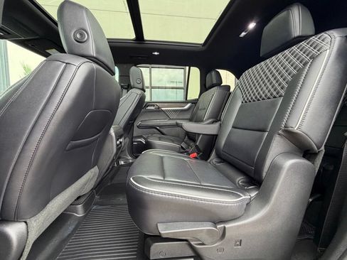 Used 2025 GMC Acadia Denali w/ LPO, All-Weather Package AWD/4WD image 21