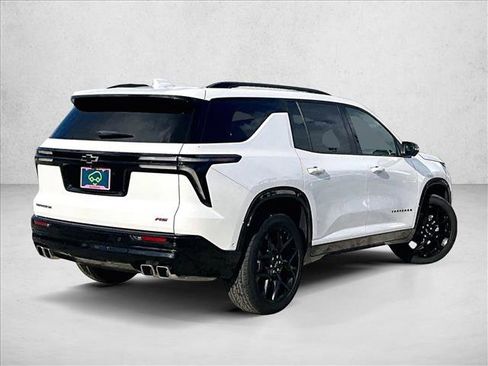 Used 2025 Chevrolet Traverse RS FWD image 2