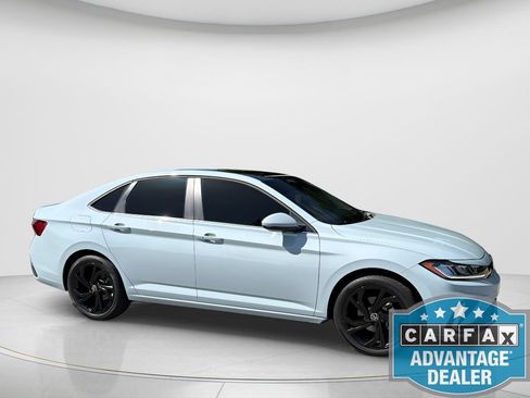 Used 2025 Volkswagen Jetta SE w/ Sunroof Package FWD image 4