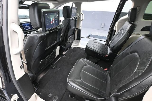 Used 2018 Chrysler Pacifica Limited FWD image 31