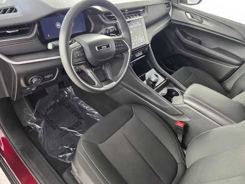 Used 2025 Jeep Grand Cherokee Laredo X RWD image 10