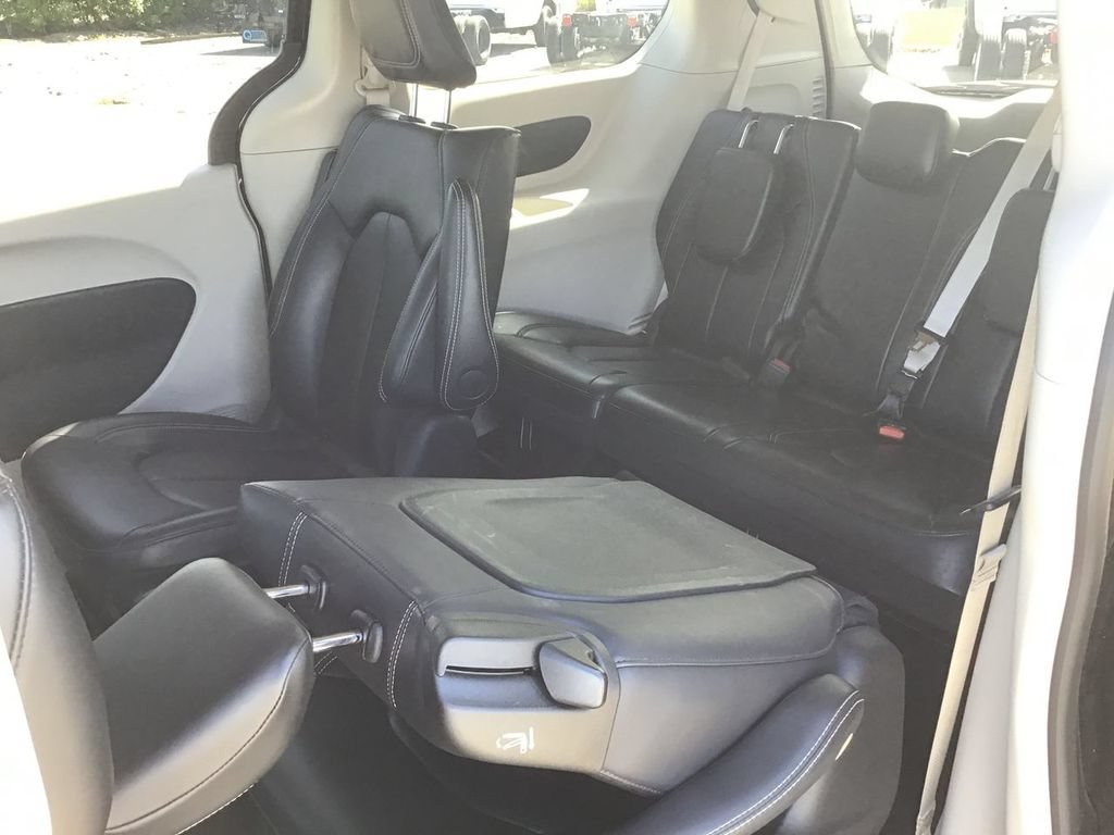 Used 2024 Chrysler Pacifica Limited FWD image 17