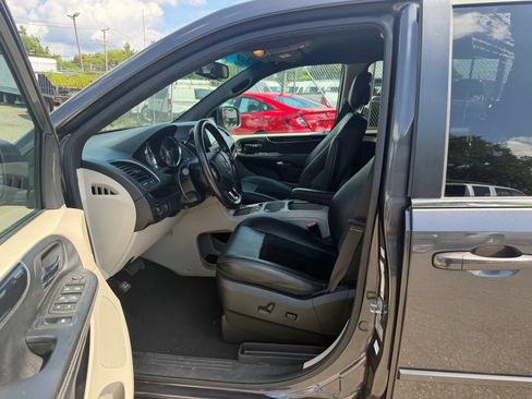Used 2017 Dodge Grand Caravan SXT FWD image 24