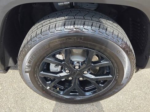 Used 2025 Jeep Grand Cherokee Altitude RWD image 16