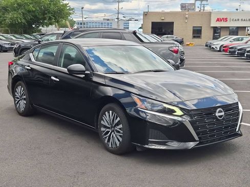 Used 2025 Nissan Altima 2.5 SV FWD image 3