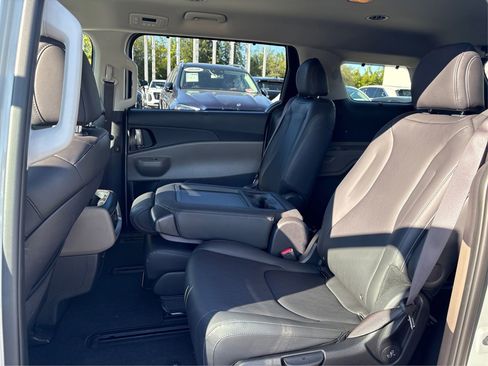 Used 2025 Kia Carnival EX image 9