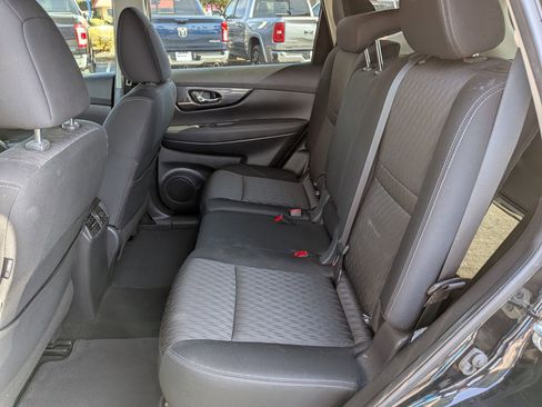 Used 2018 Nissan Rogue SV image 18