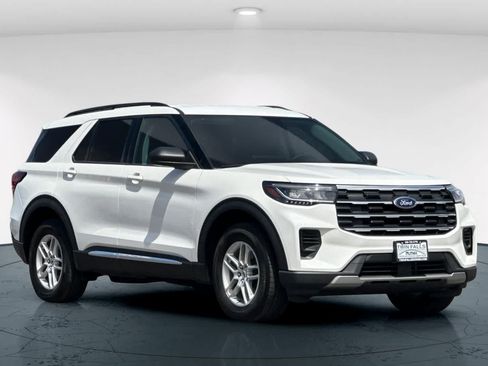 Used 2025 Ford Explorer Active AWD/4WD image 5