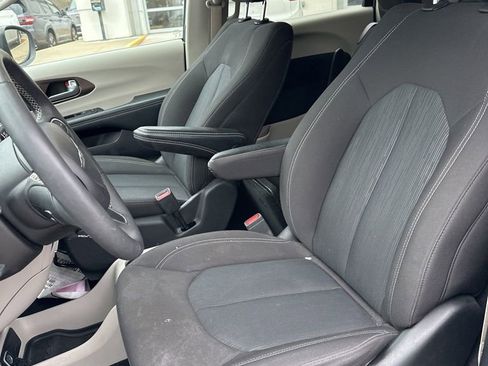 Used 2024 Chrysler Voyager LX image 10