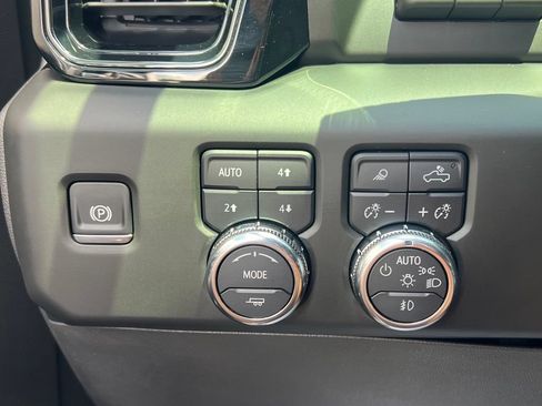 Used 2025 GMC Sierra 1500 AT4 w/ AT4 Premium Package AWD/4WD image 19
