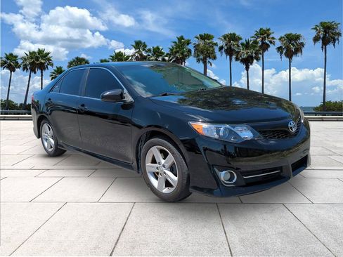 Used 2014 Toyota Camry SE FWD image 1
