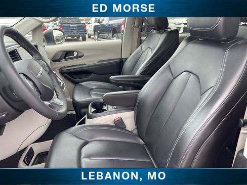 Used 2023 Chrysler Pacifica Touring-L FWD image 19