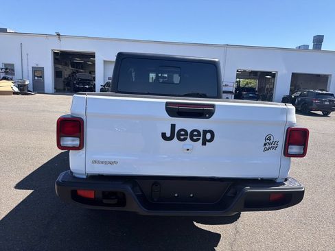 Used 2022 Jeep Gladiator Sport AWD/4WD image 3