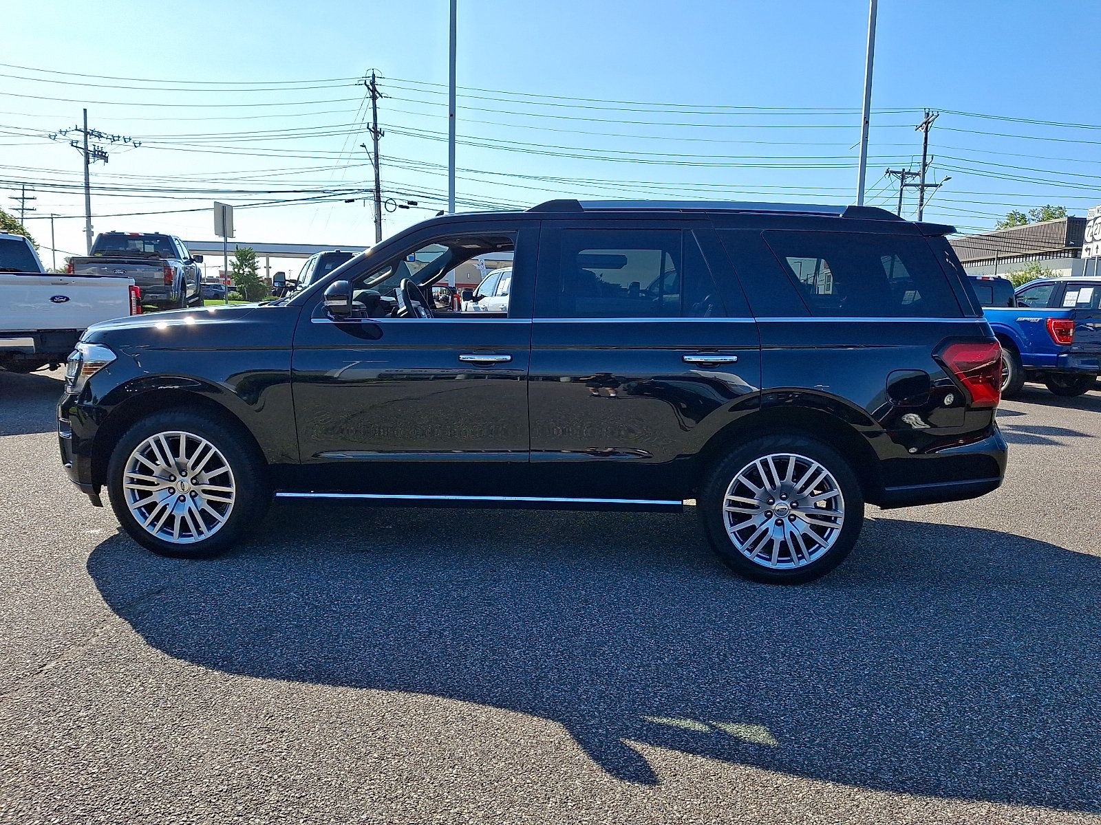 Used 2024 Ford Expedition Limited AWD/4WD image 6
