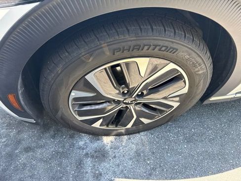 Used 2024 Kia EV6 Light RWD image 3