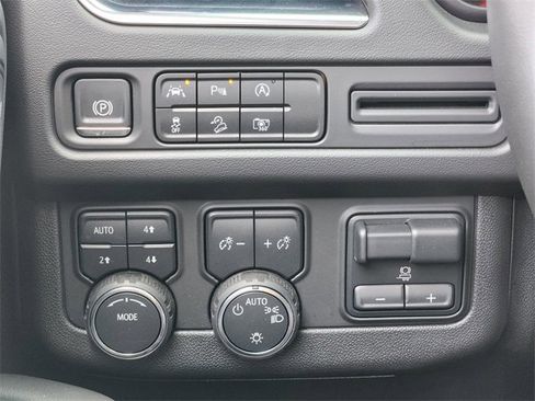 Used 2024 Chevrolet Tahoe Z71 w/ Luxury Package image 21