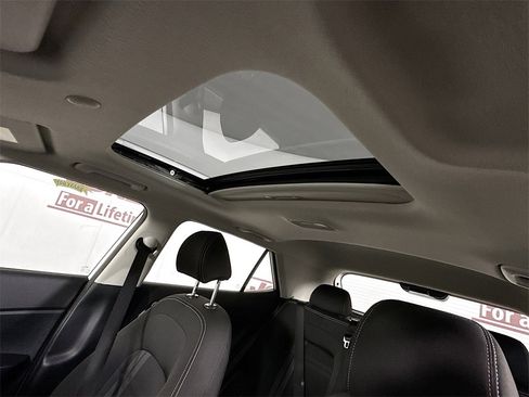 Certified 2024 Hyundai Venue SEL image 11