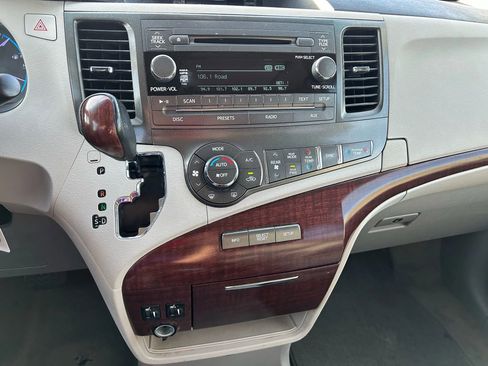 Used 2012 Toyota Sienna XLE image 18