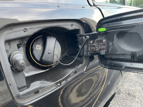 Used 2006 BMW 325i Sedan image 48