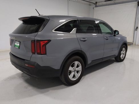 Used 2023 Kia Sorento LX image 9