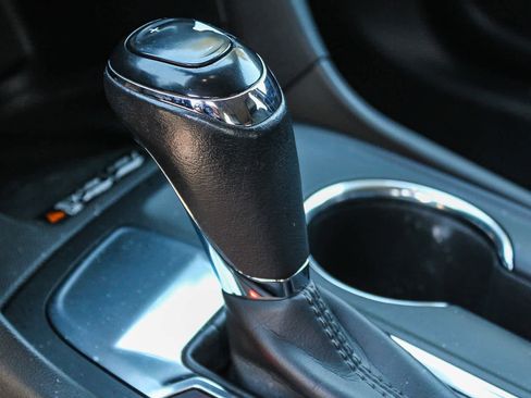 Used 2018 Chevrolet Equinox Premier FWD image 19