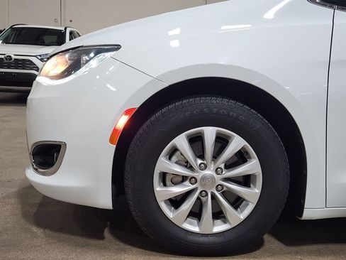 Used 2018 Chrysler Pacifica Touring Plus FWD image 5