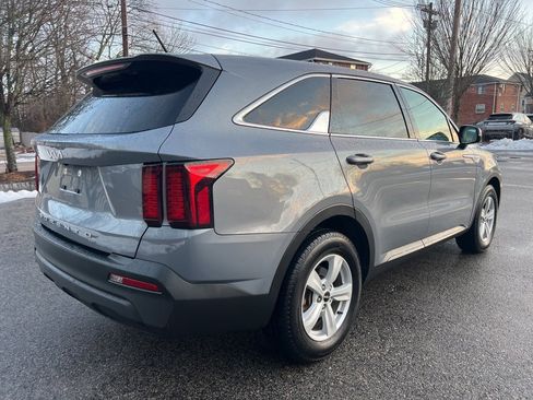 Used 2022 Kia Sorento LX image 5