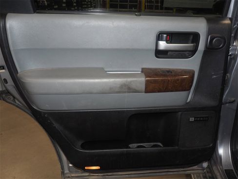 Used 2010 Toyota Sequoia Platinum image 14