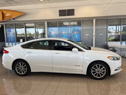 Used 2017 Ford Fusion SE w/ Equipment Group 602A FWD image 3