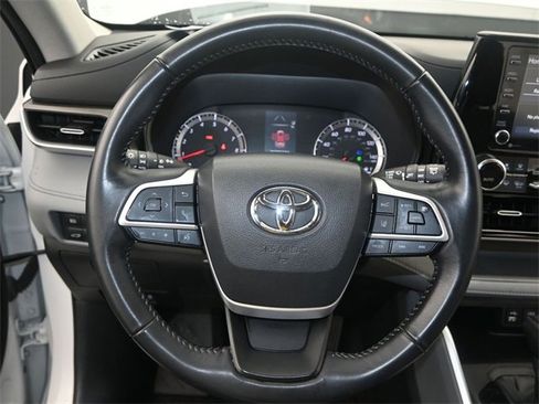 Used 2022 Toyota Highlander LE image 7