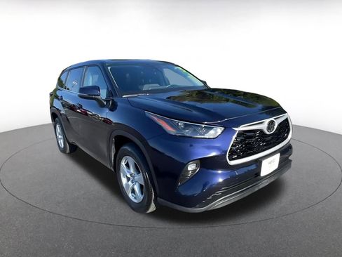 Used 2025 Toyota Highlander LE image 3