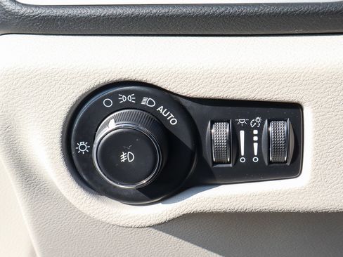 Used 2023 Chrysler Pacifica Touring-L image 16