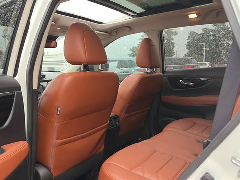 Used 2018 Nissan Rogue SL w/ Premium Package FWD image 4